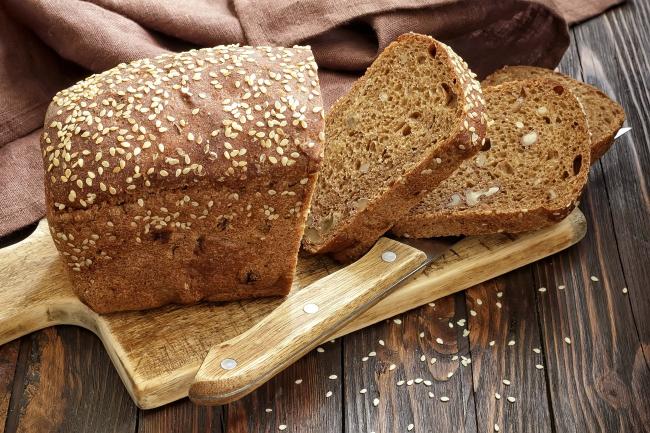 нарезанный ломтиками черный хлеб кирпичиком