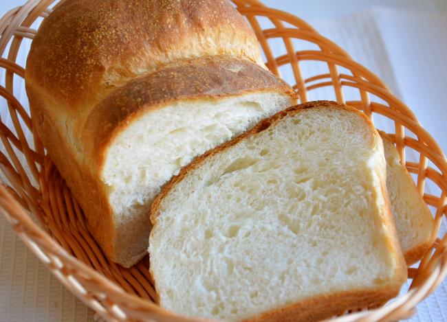 плетеная ваза с кусочками пшеничного хлеба