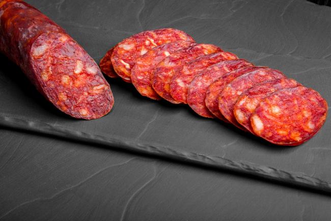 нарезанная колбаса чоризо