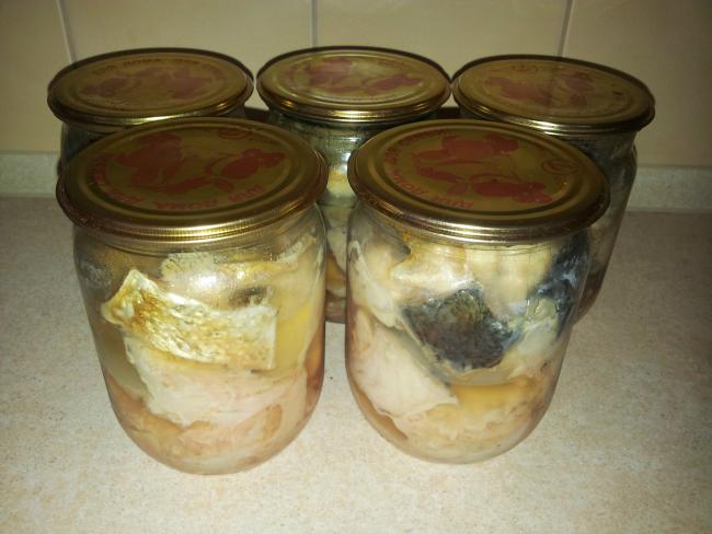 домашняя консервированная скумбрия в стеклянной банке