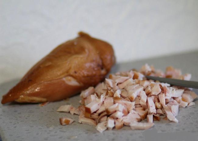 целая и нарезанная копченая грудинка