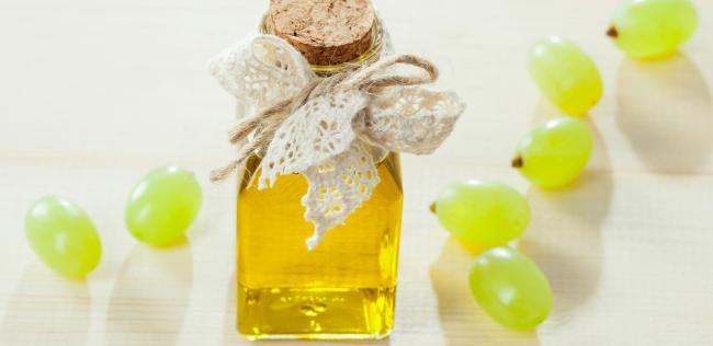 белый виноград и баночка с маслом