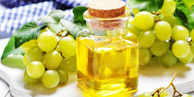 небольшая стеклянная бутылочка с маслом из виноградных косточек