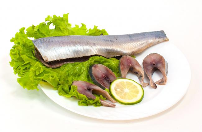 нарезанная кусочками сельдь