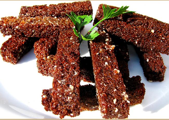 ржаные сухарики на тарелке