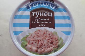 консервная банка с рубленым тунцом