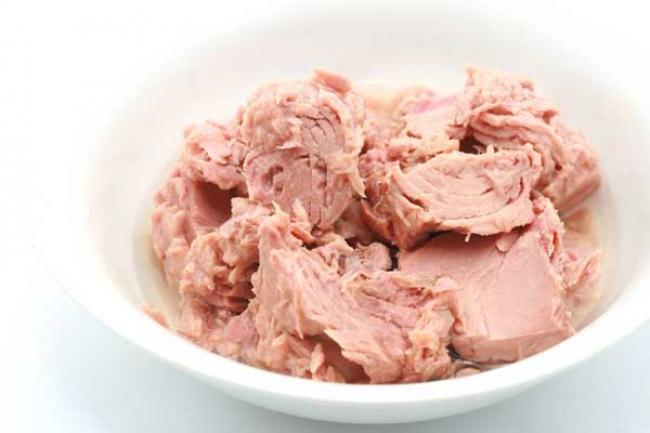 миска с тунцом
