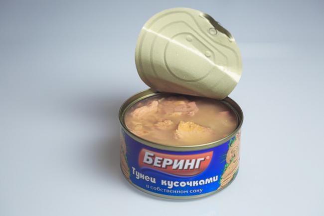 жестяная банка с тунцом
