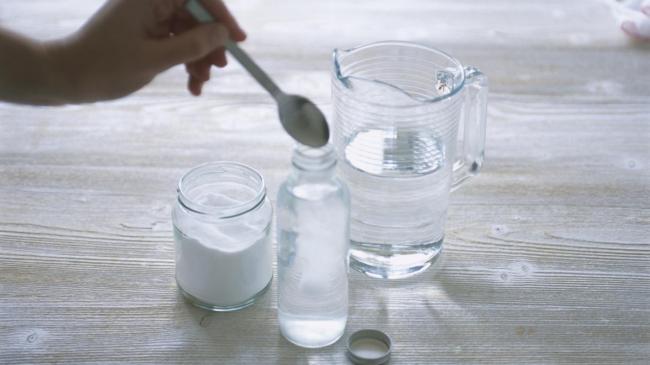 содовая вода и баночка с содой