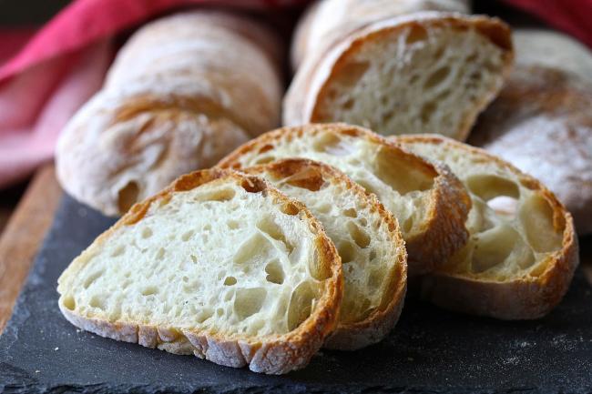 кусочки свежей чиабатты