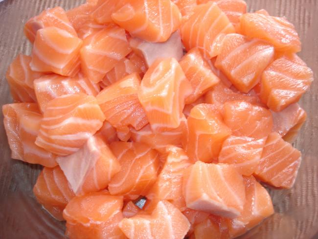 кусочки нарезанной семги