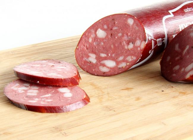 нарезанная кружочками копченая колбаса
