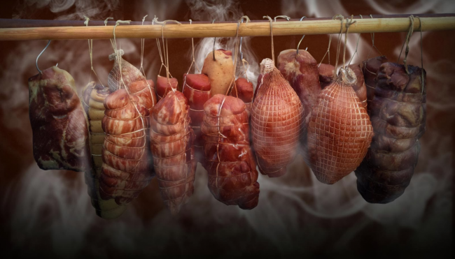 разные виды копченого мяса на веревках