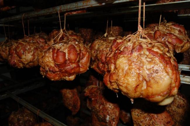 вывешенное коптиться мясо