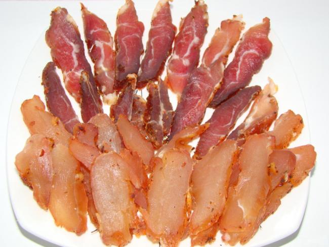 кусочки копченого мяса