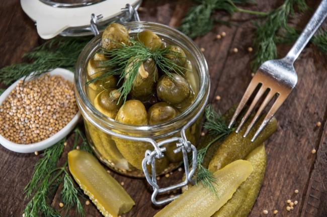 маринованные корнишоны в банке