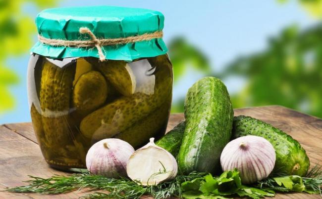 закрытая банка с маринованными корнишонами