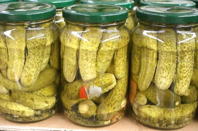 банки с маринованными корнишонами