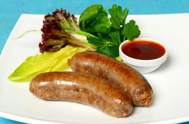 приготовленные купаты на тарелке