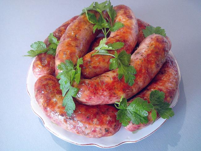 обжаренные купаты с петрушкой