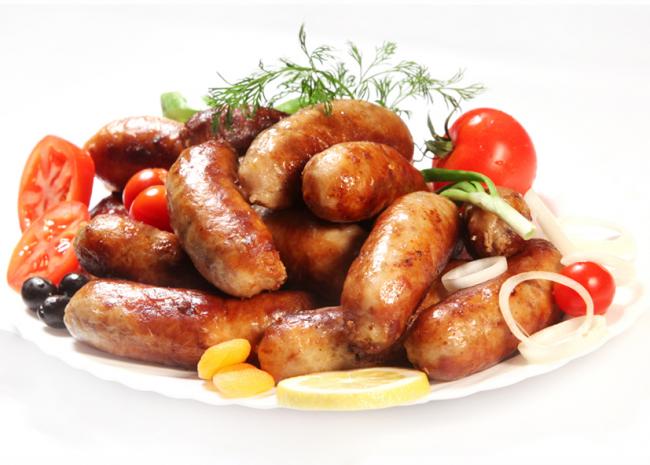 много обжаренных купат и овощи