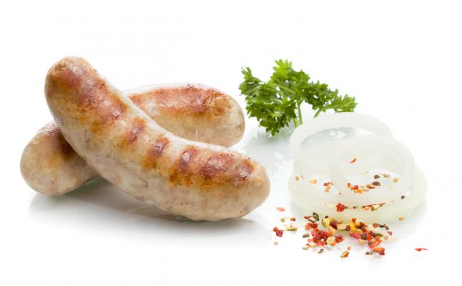две мясные колбаски и кольца лука