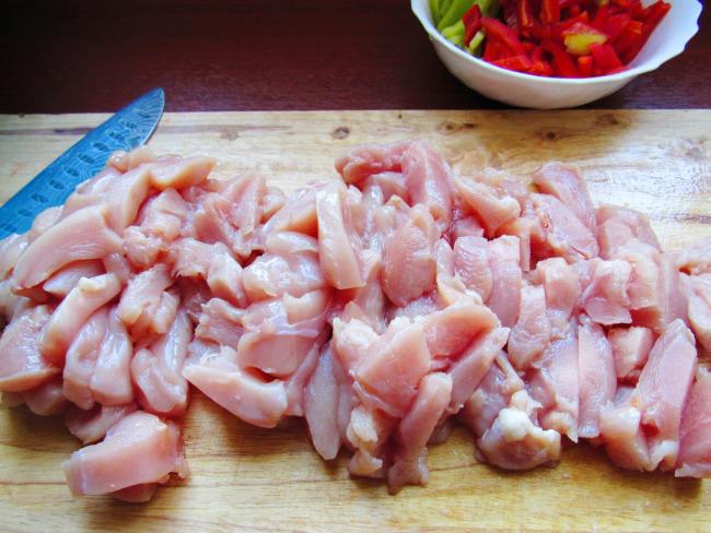 нарезанное кусочками куриное филе