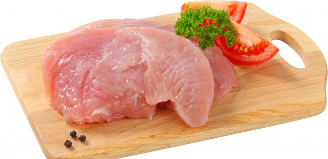 свежее куриное филе на разделочной доске