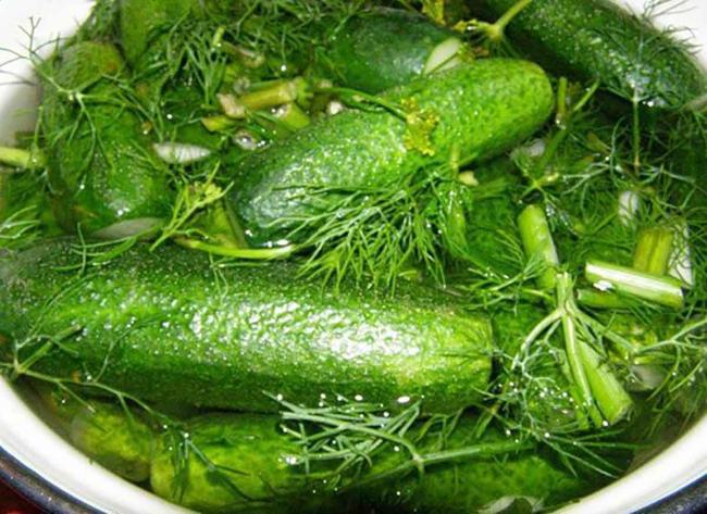 огурцы с луком и петрушкой