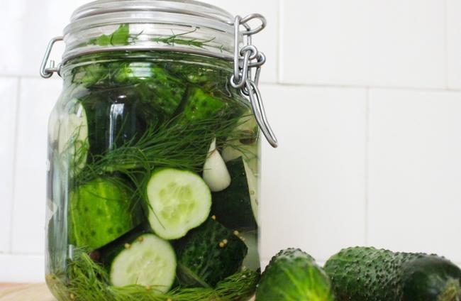 малосольные огурцы кусочками в банке