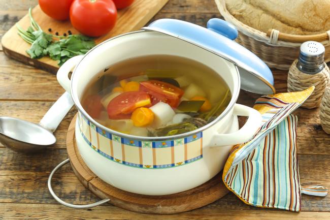 кастрюля с бульоном и овощи