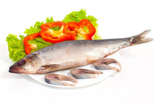 целая соленая сельдь