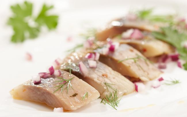нарезанные кусочки соленой сельди