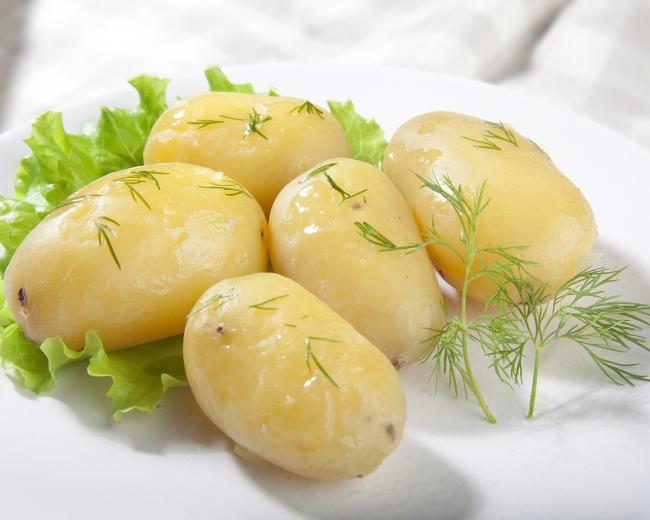 вареный картофель с зеленью