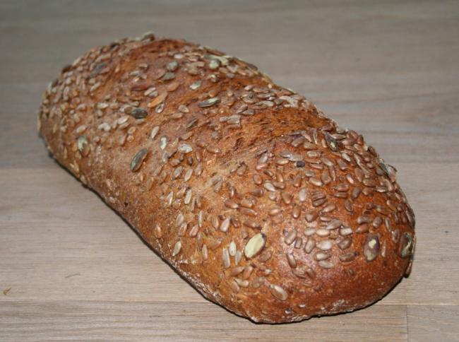 нарезанный кусочками зерновой хлеб