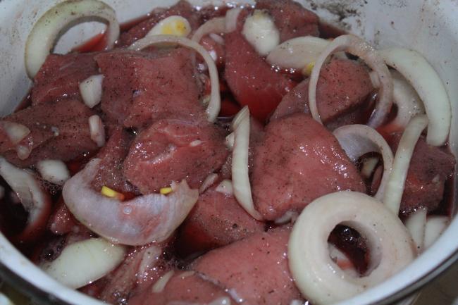 куски мяса с луком