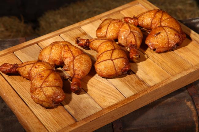 копченые куриные окорочка на доске