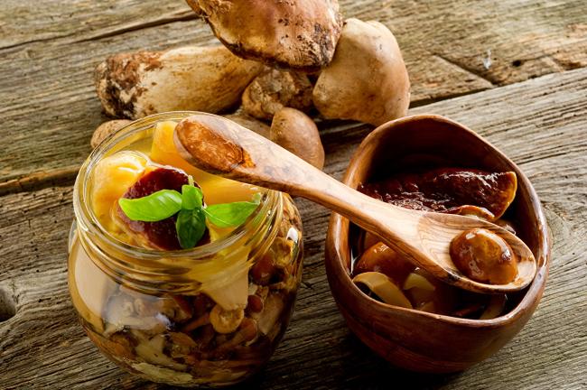 тарелочка с маринованными грибами