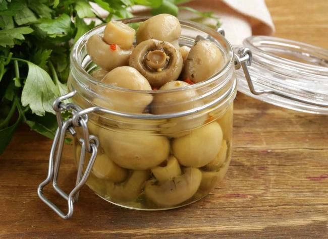 банка с шампиньонами