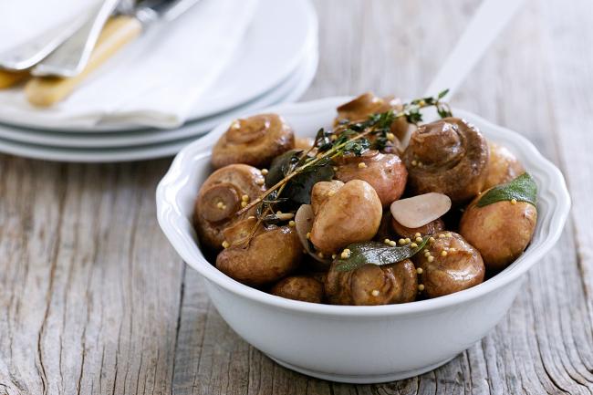 тарелка с маринованными шампиньонами