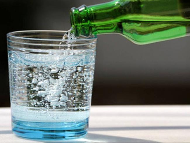 заливаем воду в стакан