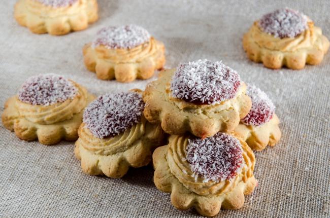 Приготовленное из песочного теста печенье печенье с джемом