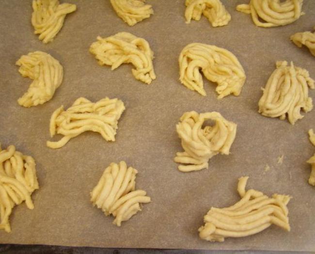 Небольшие кусочки теста на противне кусочки теста