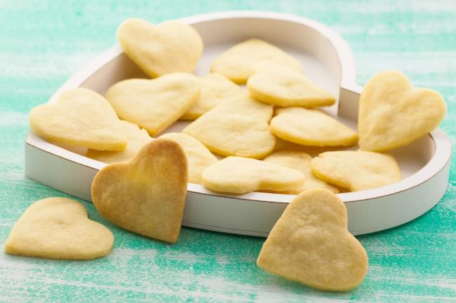 Печенье из песочного теста в форме сердец печенье сердечками