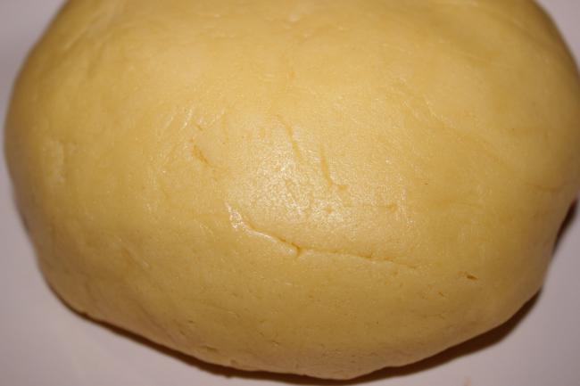 Песочное тесто крупным планом замешанное тесто