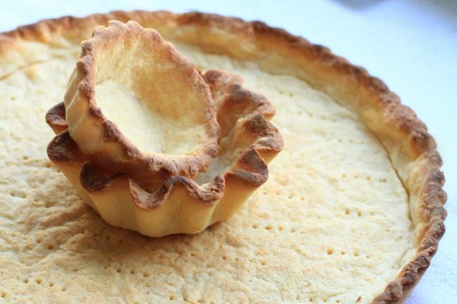 Приготовленные из песочного теста корзинки запеченные корзинки