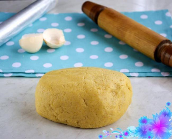 Замешанное тесто на столе рабочий стол и тесто