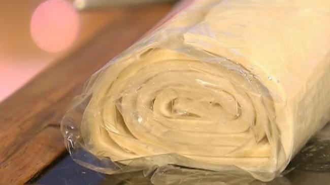 Песочное тесто, свернутое в рулон рулон слоеного теста
