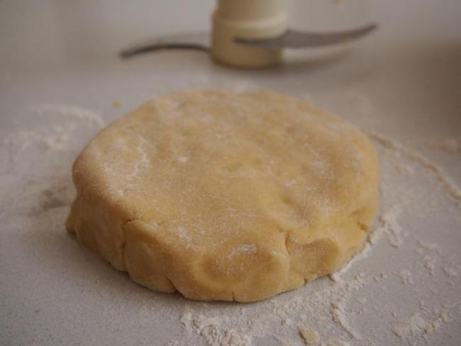 Свежее песочное тесто на столе небольшой кусочек теста