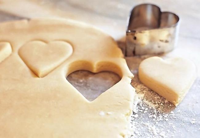 Песочное тесто и формочка в виде сердца тесто в форме сердца